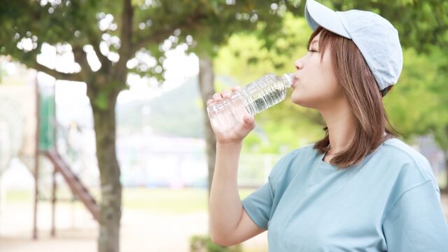 水と美容やダイエットの関係性！美容に役立つ水の飲み方やおすすめの水は？